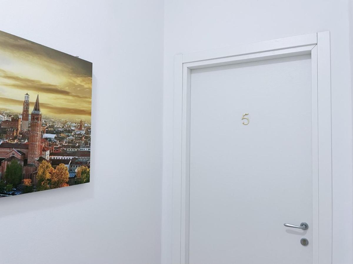 Confortini Rooms Sunday เวโรนา ภายนอก รูปภาพ